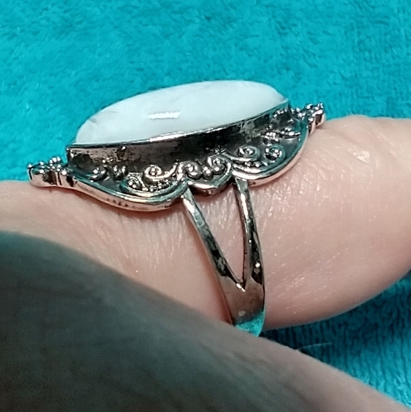 Silvertone white stone large decorative intricate ring - Picture 2 of 4